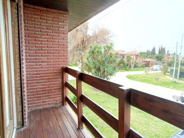 Chalet 4 ambientes, patio, garage. Caisamar. Toma departamento en MDP