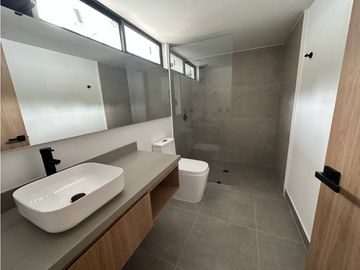 SE VENDE CASA MODERNA EN LA FLORA C-VR