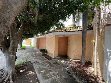 Casa en Villa Universitaria Colinas con Alberca