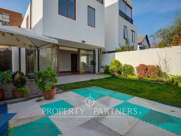 Casa en venta 4D/4B/Avenida Manquehue