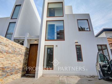 Casa en venta 4D/4B/Avenida Manquehue