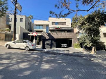 Increíble Casa en Venta Colonial de La Sierra.