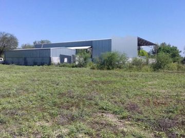 Increíble Terreno con 2 Casas, Nave y Bodega en Pesqueria