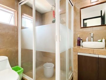 CASA EN VENTA, VERGEL DE ARBOLEDAS, TOTALMENTE REMODELADA