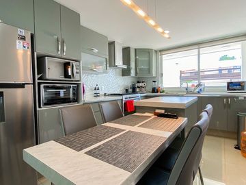 CASA EN VENTA, VERGEL DE ARBOLEDAS, TOTALMENTE REMODELADA