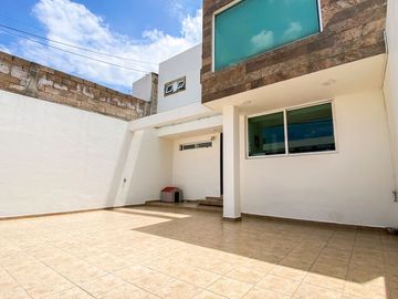 CASA EN VENTA, VERGEL DE ARBOLEDAS, TOTALMENTE REMODELADA