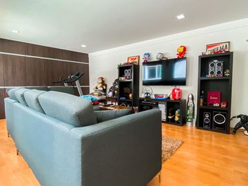 CASA EN VENTA, VERGEL DE ARBOLEDAS, TOTALMENTE REMODELADA