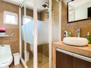 CASA EN VENTA, VERGEL DE ARBOLEDAS, TOTALMENTE REMODELADA