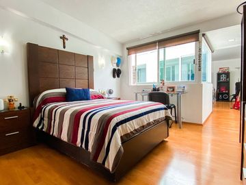 CASA EN VENTA, VERGEL DE ARBOLEDAS, TOTALMENTE REMODELADA