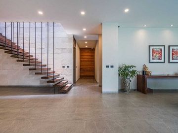 Residencia en Venta en Lomas del Campanario Terreno: 380 m² Construcción: 480 m²