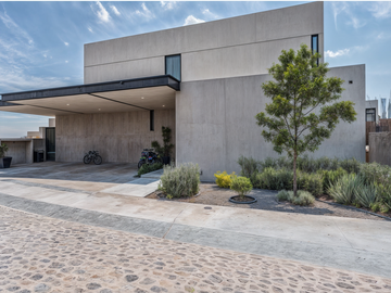 Residencia en Venta en Lomas del Campanario Terreno: 380 m² Construcción: 480 m²