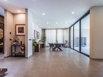 Residencia en Venta en Lomas del Campanario Terreno: 380 m² Construcción: 480 m²