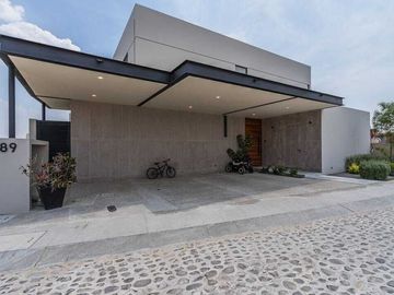 Residencia en Venta en Lomas del Campanario Terreno: 380 m² Construcción: 480 m²