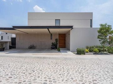 Residencia en Venta en Lomas del Campanario Terreno: 380 m² Construcción: 480 m²