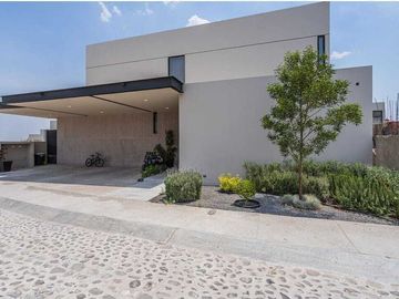 Residencia en Venta en Lomas del Campanario Terreno: 380 m² Construcción: 480 m²