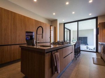 Residencia en Venta en Lomas del Campanario Terreno: 380 m² Construcción: 480 m²