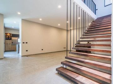 Residencia en Venta en Lomas del Campanario Terreno: 380 m² Construcción: 480 m²