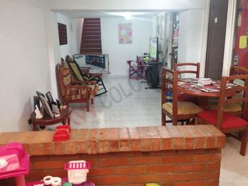 Venta Casa De Tres Pisos En Barrio San Fernando, Cali, Valle Del Cauca