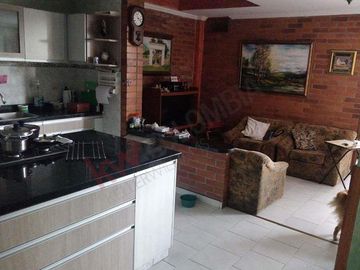 Venta Casa De Tres Pisos En Barrio San Fernando, Cali, Valle Del Cauca