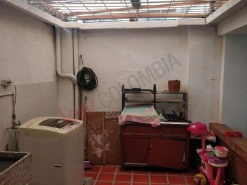 Venta Casa De Tres Pisos En Barrio San Fernando, Cali, Valle Del Cauca