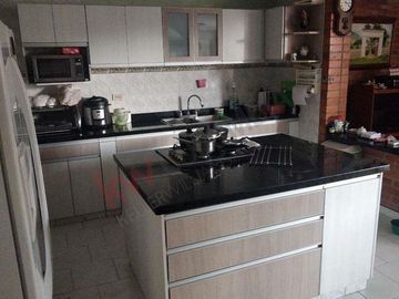 Venta Casa De Tres Pisos En Barrio San Fernando, Cali, Valle Del Cauca