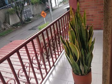 Venta Casa De Tres Pisos En Barrio San Fernando, Cali, Valle Del Cauca