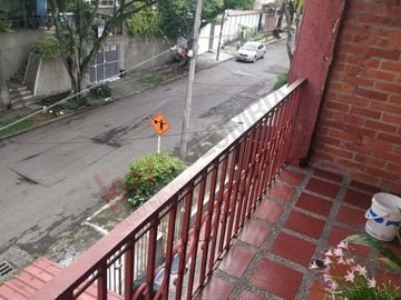 Venta Casa De Tres Pisos En Barrio San Fernando, Cali, Valle Del Cauca