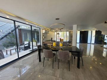 Espectacular Casa Remodelada En Riomar 273 Mas Patio Y Deck, $2.000 Millones