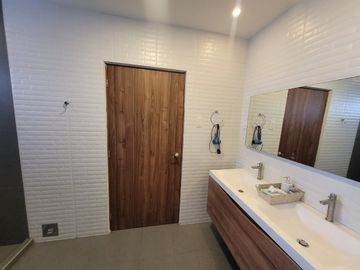 Espectacular Casa Remodelada En Riomar 273 Mas Patio Y Deck, $2.000 Millones