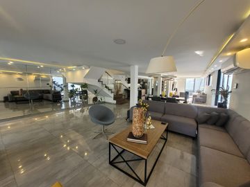 Espectacular Casa Remodelada En Riomar 273 Mas Patio Y Deck, $2.000 Millones
