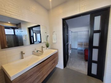 Espectacular Casa Remodelada En Riomar 273 Mas Patio Y Deck, $2.000 Millones