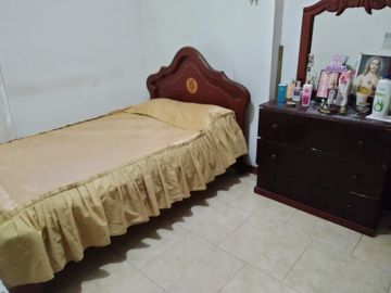 Vendo En Via Principal Casa De Tres Pisos Esquinera Con Local Comercial
