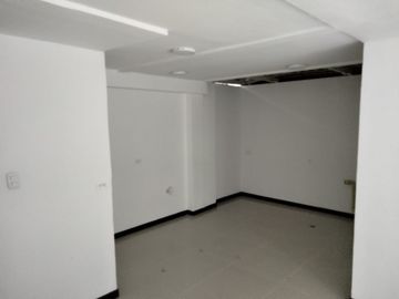 Vendo En Via Principal Casa De Tres Pisos Esquinera Con Local Comercial