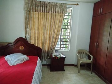Vendo En Via Principal Casa De Tres Pisos Esquinera Con Local Comercial
