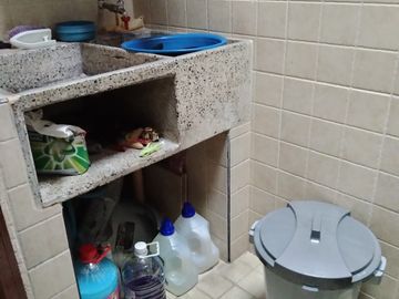 Vendo En Via Principal Casa De Tres Pisos Esquinera Con Local Comercial