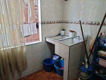 Vendo En Via Principal Casa De Tres Pisos Esquinera Con Local Comercial