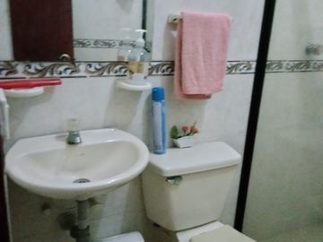 Vendo En Via Principal Casa De Tres Pisos Esquinera Con Local Comercial