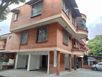 Vendo En Via Principal Casa De Tres Pisos Esquinera Con Local Comercial