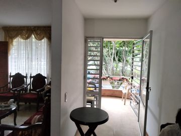 Vendo En Via Principal Casa De Tres Pisos Esquinera Con Local Comercial