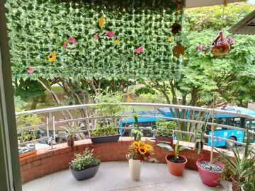 Vendo En Via Principal Casa De Tres Pisos Esquinera Con Local Comercial