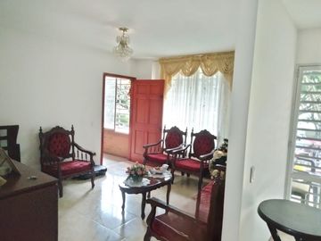 Vendo En Via Principal Casa De Tres Pisos Esquinera Con Local Comercial