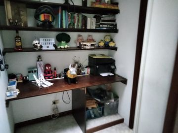 Vendo En Via Principal Casa De Tres Pisos Esquinera Con Local Comercial