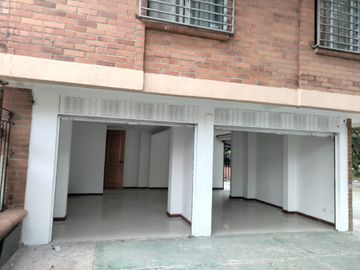 Vendo En Via Principal Casa De Tres Pisos Esquinera Con Local Comercial