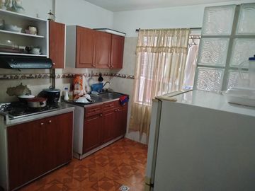 Vendo En Via Principal Casa De Tres Pisos Esquinera Con Local Comercial