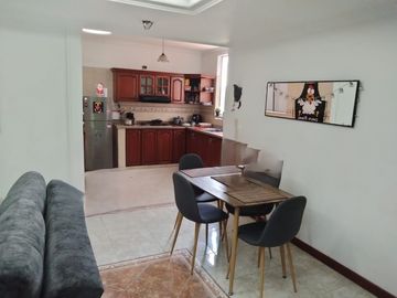 Vendo En Via Principal Casa De Tres Pisos Esquinera Con Local Comercial