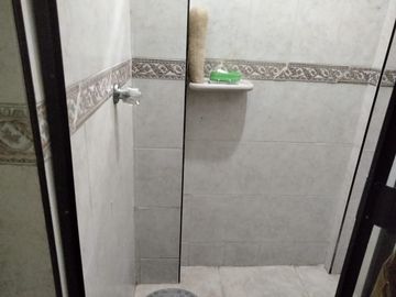 Vendo En Via Principal Casa De Tres Pisos Esquinera Con Local Comercial