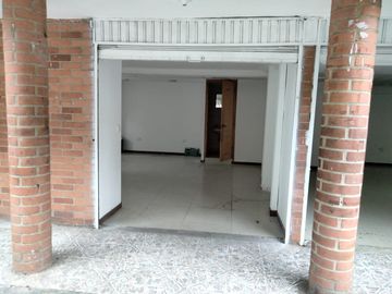 Vendo En Via Principal Casa De Tres Pisos Esquinera Con Local Comercial