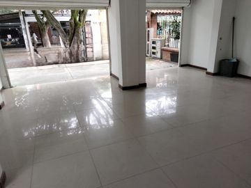 Vendo En Via Principal Casa De Tres Pisos Esquinera Con Local Comercial