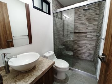 CASA EN VENTA, NUEVA, LOMAS DE COCOYOC, CON ALBERCA Y JARDÍN, MORELOS