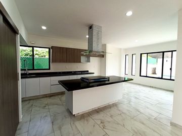 CASA EN VENTA, NUEVA, LOMAS DE COCOYOC, CON ALBERCA Y JARDÍN, MORELOS